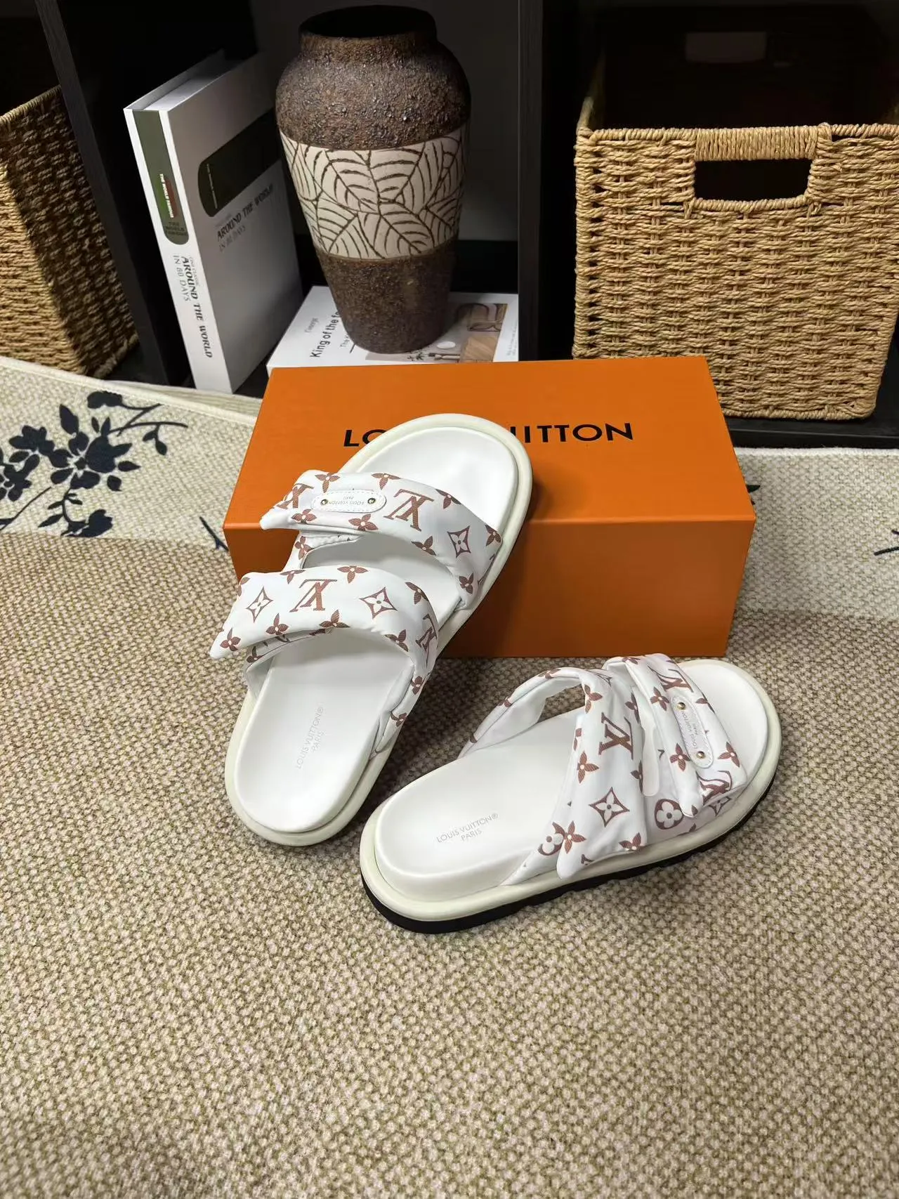 P340 yuan LV Louis Vuitton Full of high-end feel! A popular model among bloggers at home and abroad, it’s retro and fashionable, and looks stunning on your feet! Mainly recommended model on the official website★ ━━━━━ ЅᏇєєt ━━━━━ ▪️Upper: original calfskin ➕5D printing process ▪️Inner: imported mixed sheepskin ▪️Outsole: original molded foam outsole ▪️Size: Female 35-40 Men's 39-44 (women's 41 men's 45)